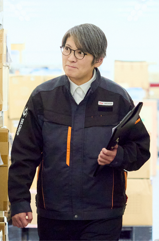 庫内チェックをしている女性物流管理スタッフ