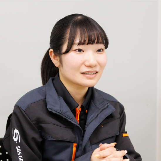 インタビューに応じる女性庫内オペレーター
