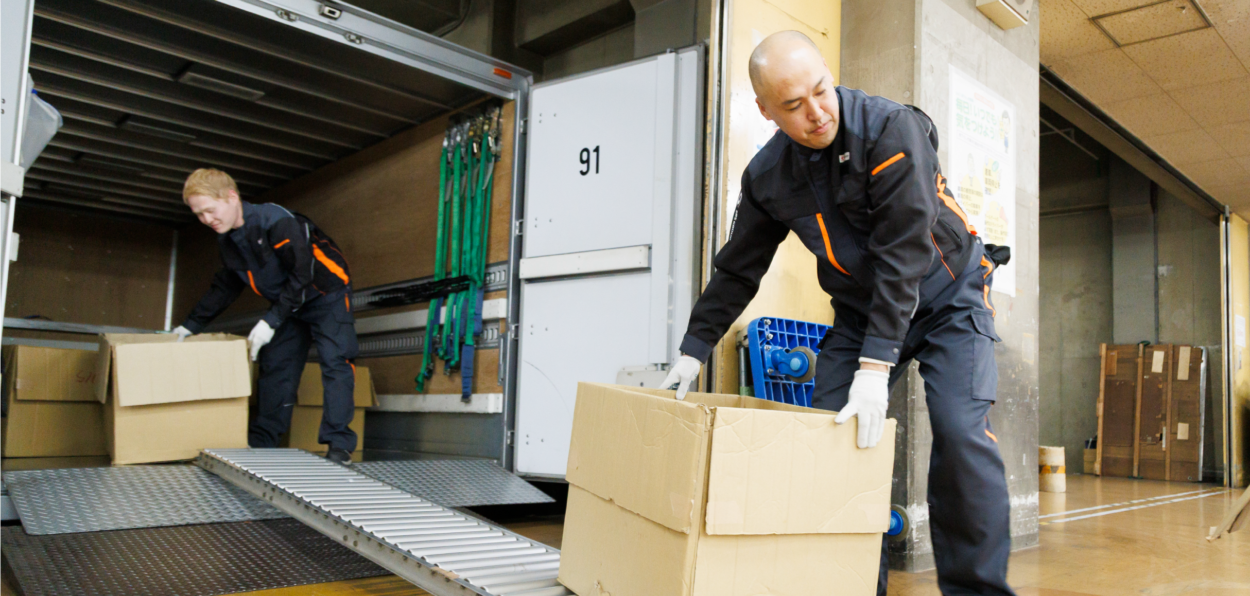 同僚と荷受け作業を行う男性庫内オペレーター