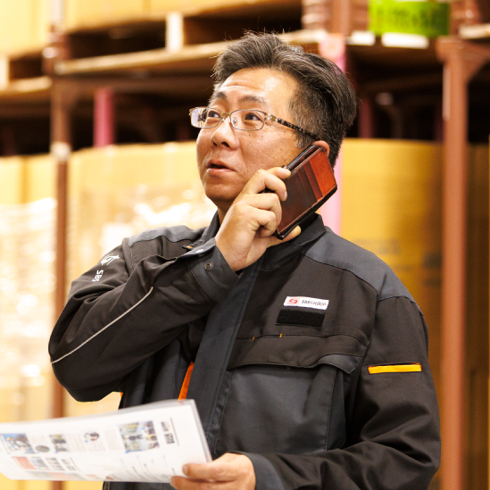 荷物の確認をする支店長