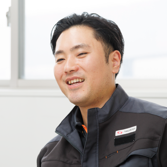 笑顔でインタビューに答える支店長