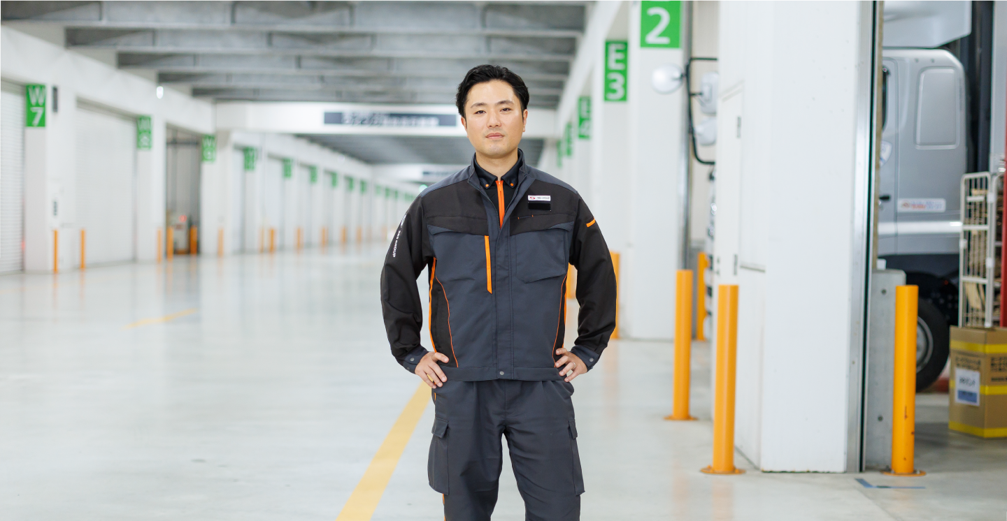 駐車場で立っている支店長