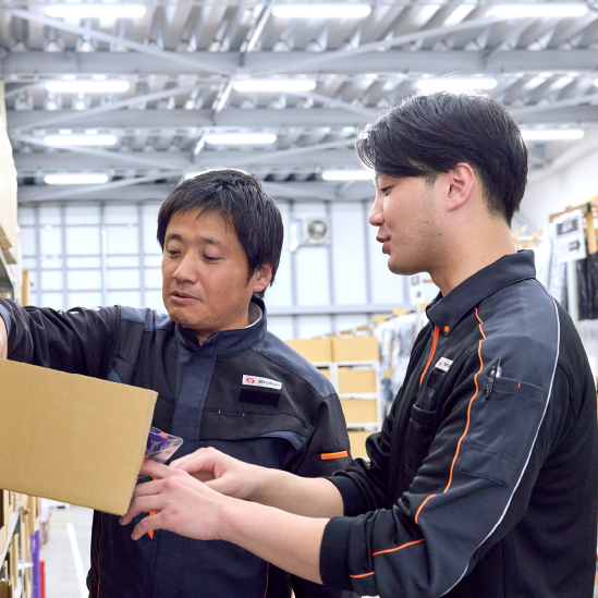 男性スタッフと荷物の確認をする男性庫内オペレーター