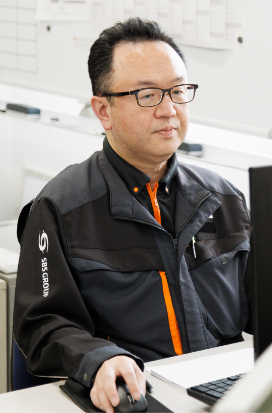 PC作業を行う男性物流管理スタッフ