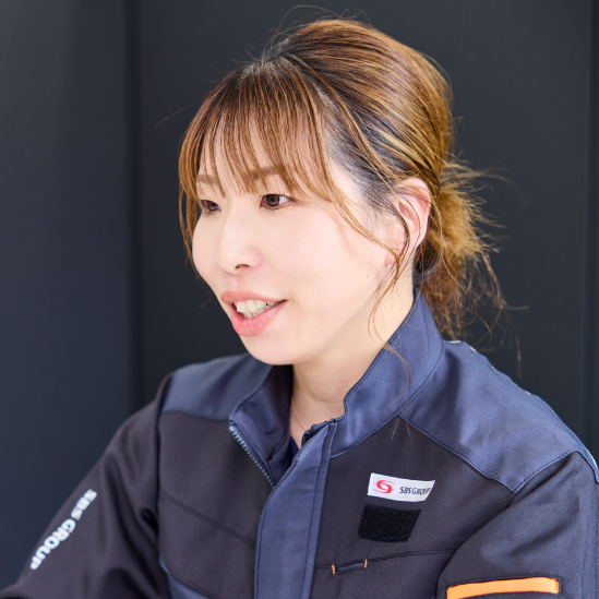 インタビューに答える女性物流管理係長