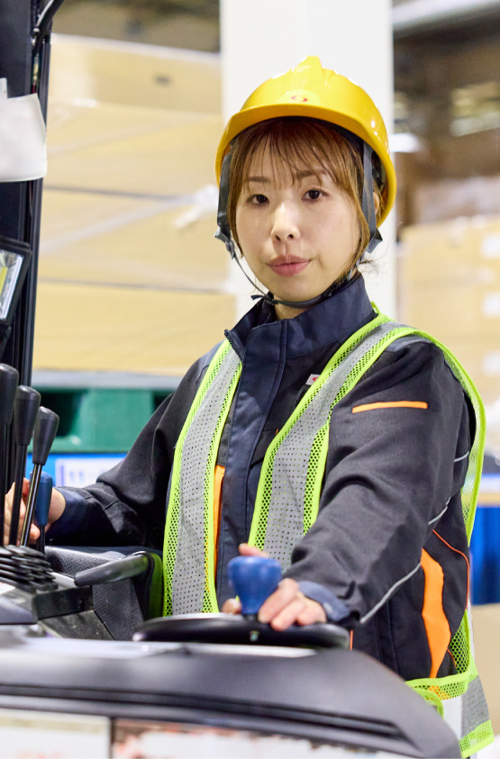 フォークロフトを操作する女性物流管理係長