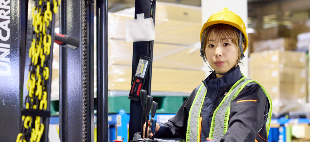 フォークロフトを操作する女性物流管理係長
