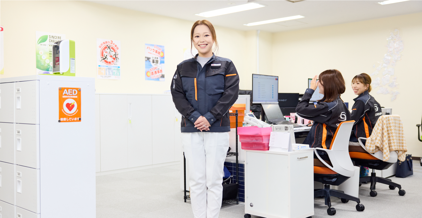 職場で立っている女性スタッフ
