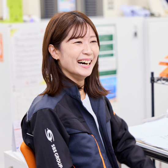 笑顔で話す女性物流管理主任