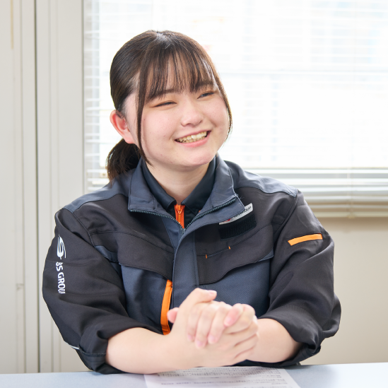 インタビューに答える女性物流管理スタッフ
