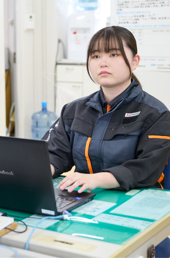 PC作業をする女性物流管理スタッフ