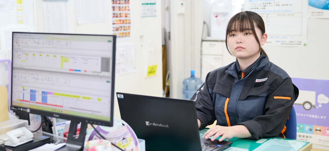 PC作業をする女性物流管理スタッフ