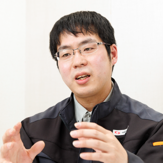 インタビューに答える男性フォークリフトオペレーター