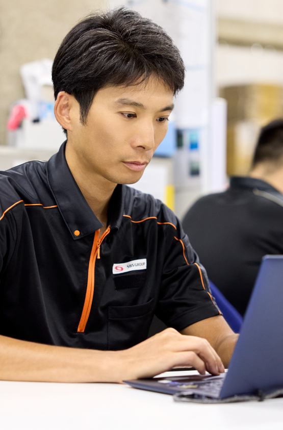 PC作業をする男性物流管理スタッフ
