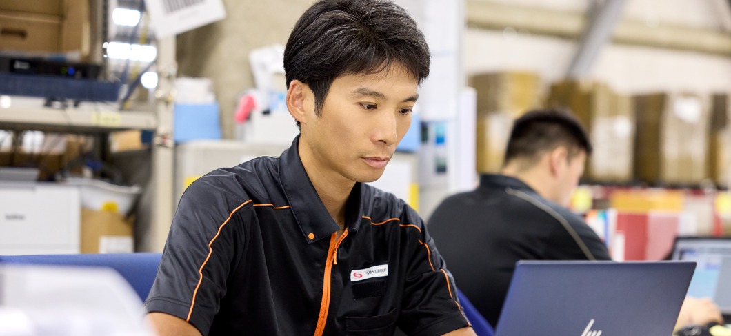 PC作業をする男性物流管理スタッフ
