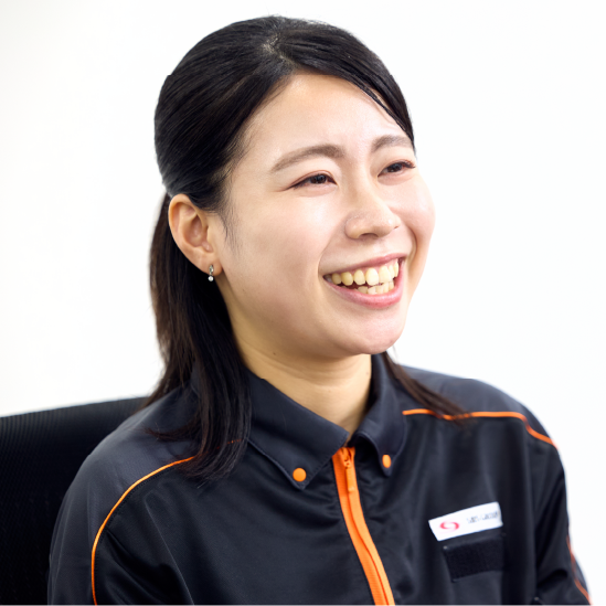 インタビューに笑顔で応じる女性スタッフ