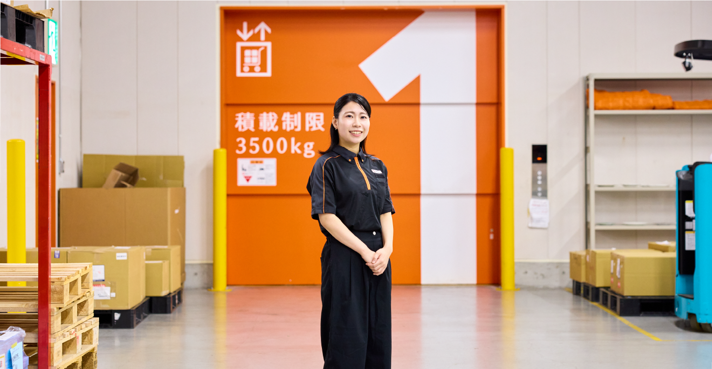 倉庫に立つ女性スタッフ