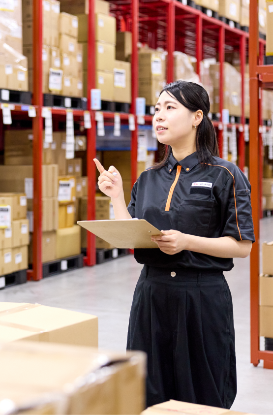 荷物の点検をする女性スタッフ