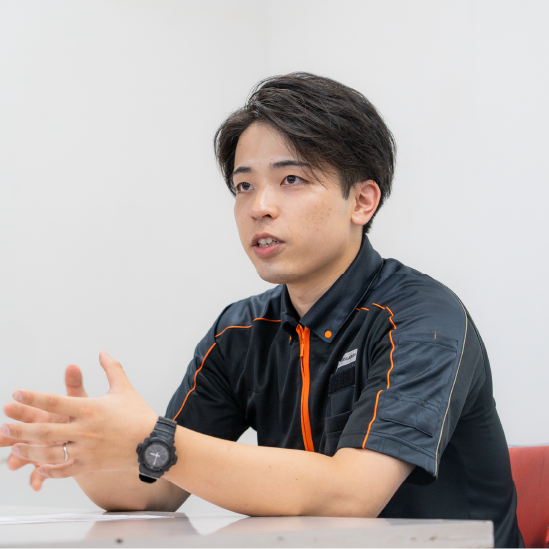 インタビューに応じる男性管理スタッフ