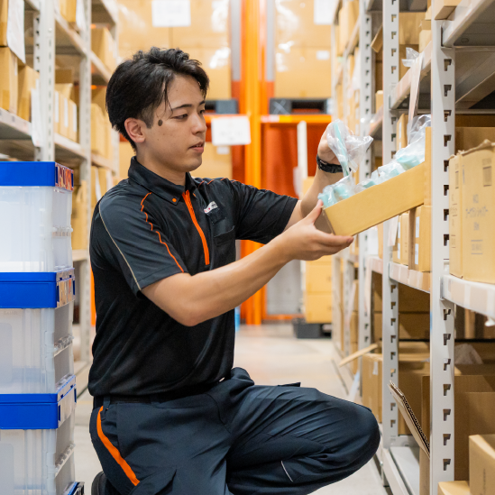 倉庫の荷物を確認する男性管理スタッフ