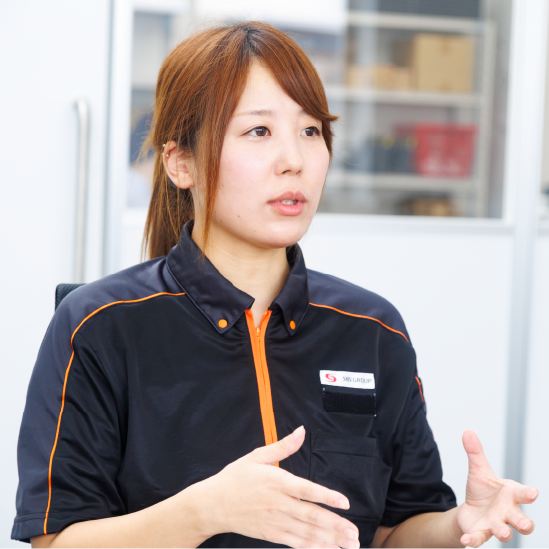 インタビューに応じる女性物流管理スタッフ