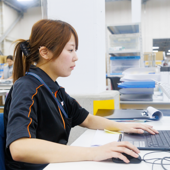 PC作業をする女性物流管理スタッフ