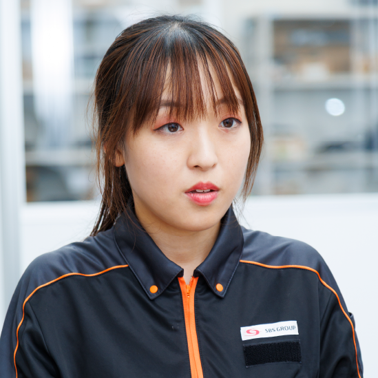 インタビューに応じる女性スタッフ