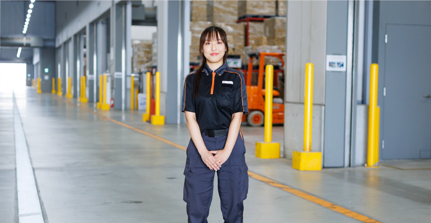 現場に笑顔で立つ女性スタッフ