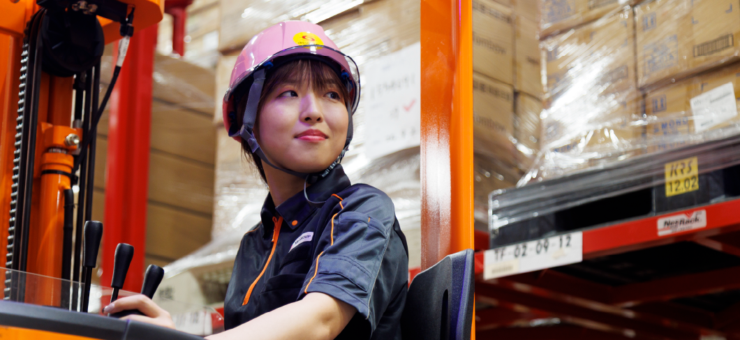 現場で作業する女性スタッフ