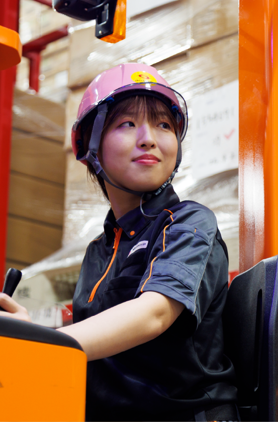 現場で作業する女性スタッフ