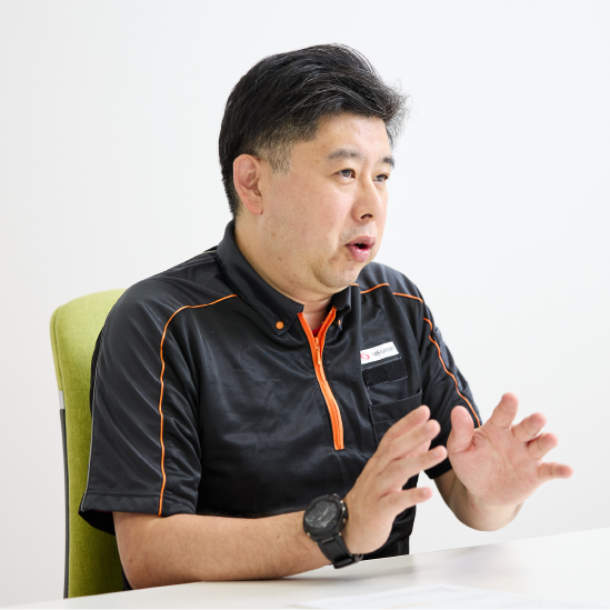 インタビューに応じる支店長