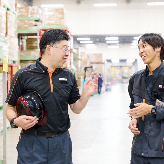 同僚とコミュニケーションを取る支店長