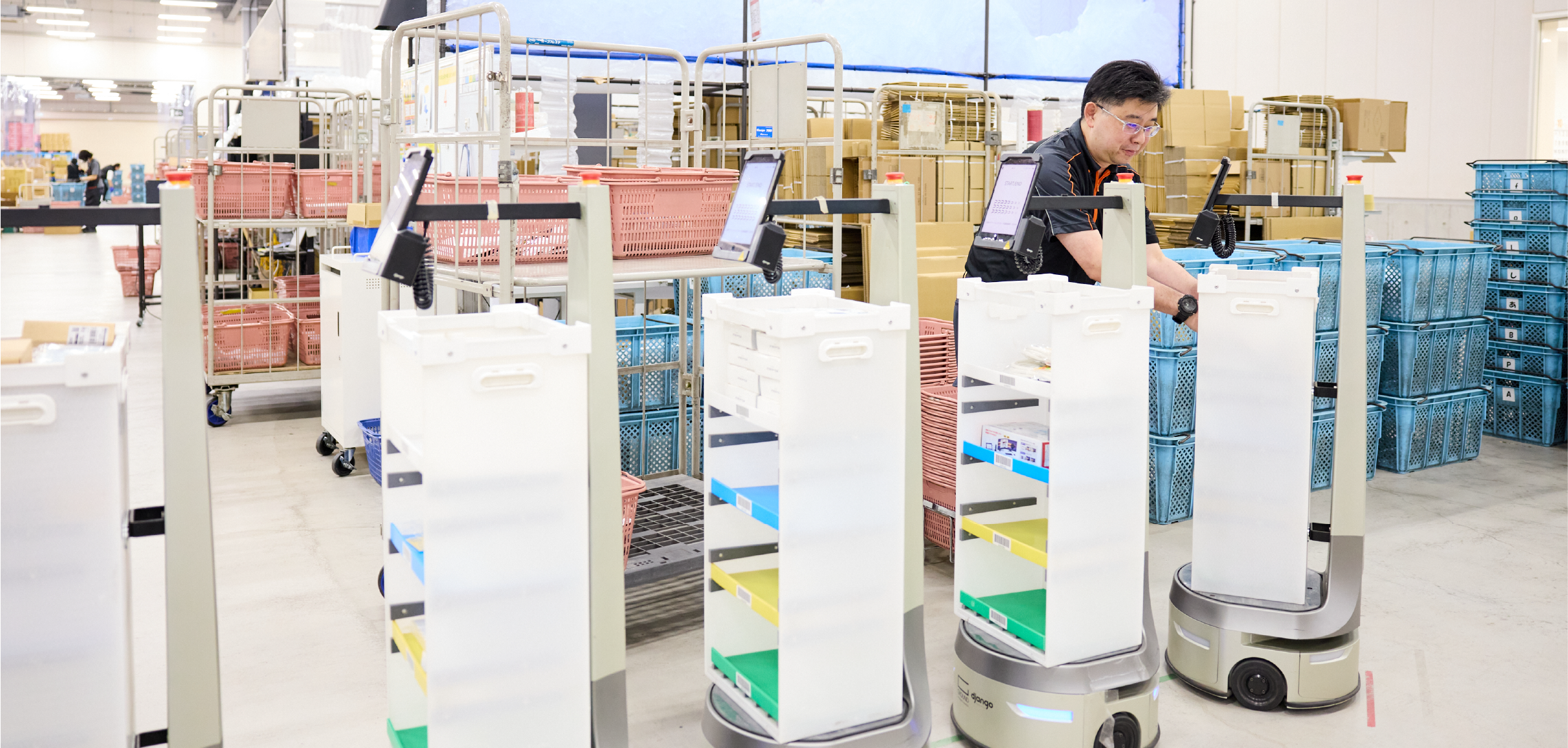 ロボットと荷物の整理をする支店長