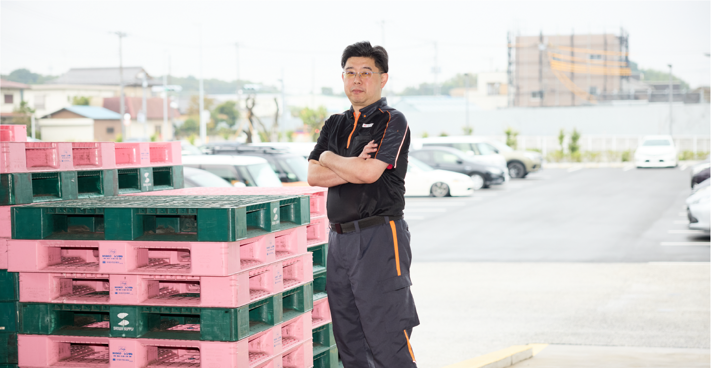 倉庫に立つ支店長