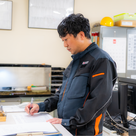 資料を確認する支店長