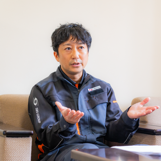 インタビューに応じる支店長