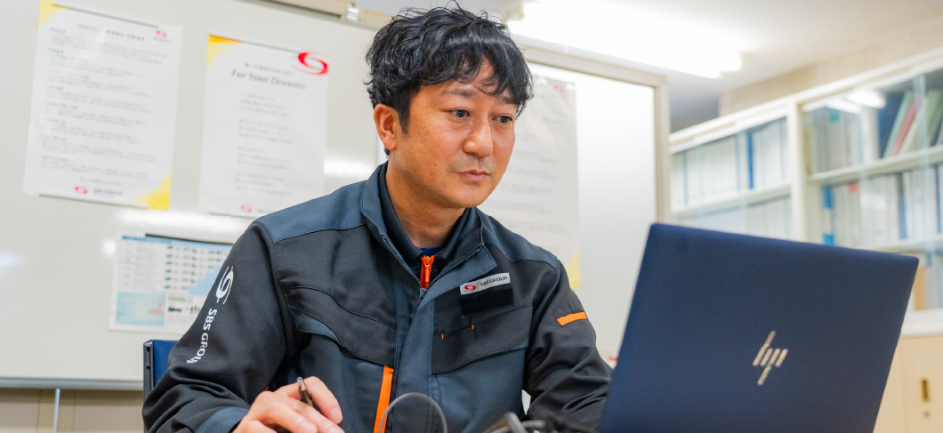 PC作業をする支店長