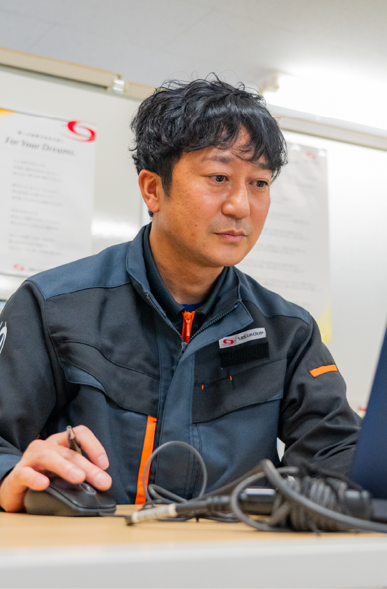 PC作業をする支店長