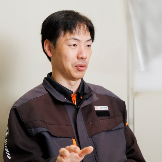 インタビューに答える支店長