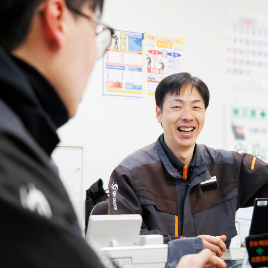 部下と談笑する支店長