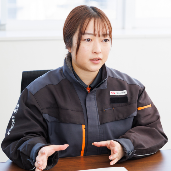 インタビューを受ける女性スタッフ