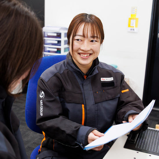 別スタッフに書類の確認をとる女性スタッフ