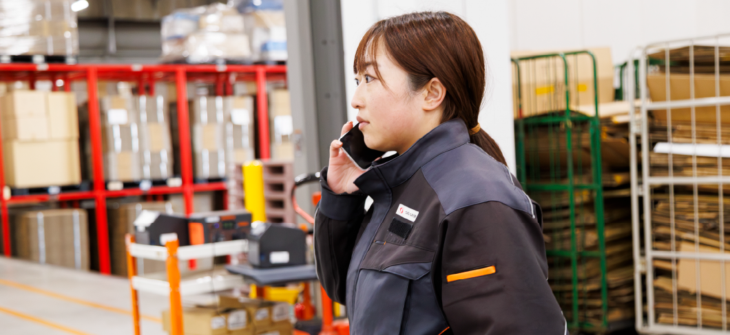 電話でやり取りをする女性スタッフ