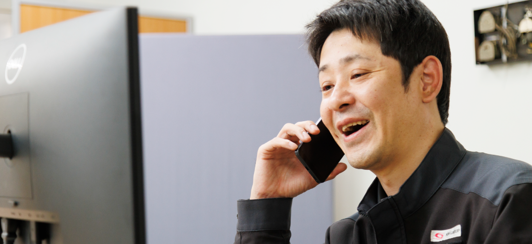 電話応対をする物流管理スタッフ