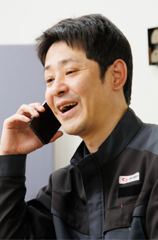 電話応対をする物流管理スタッフ