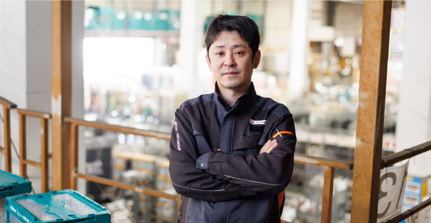 正面でポーズを決める物流管理スタッフ