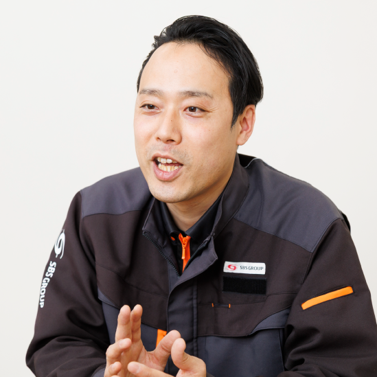 インタビューに答える物流管理スタッフ