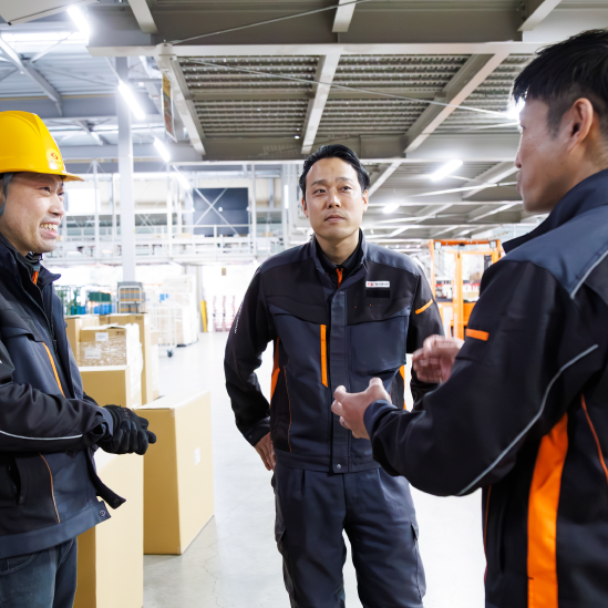 スタッフと話す物流管理スタッフ