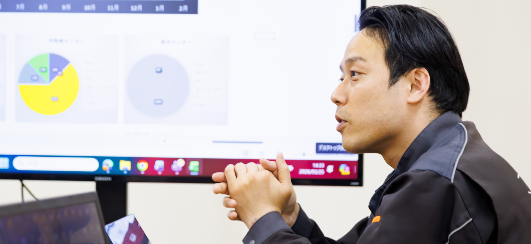 会議をする物流管理スタッフ