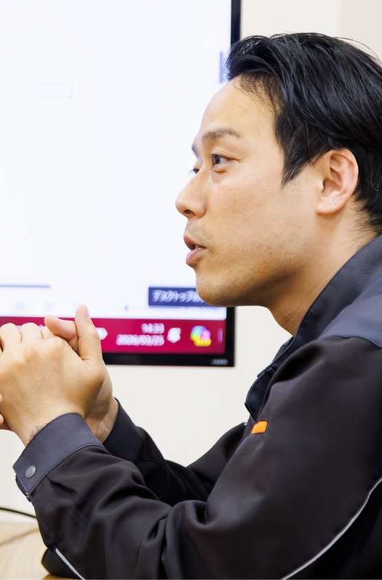 会議をする物流管理スタッフ